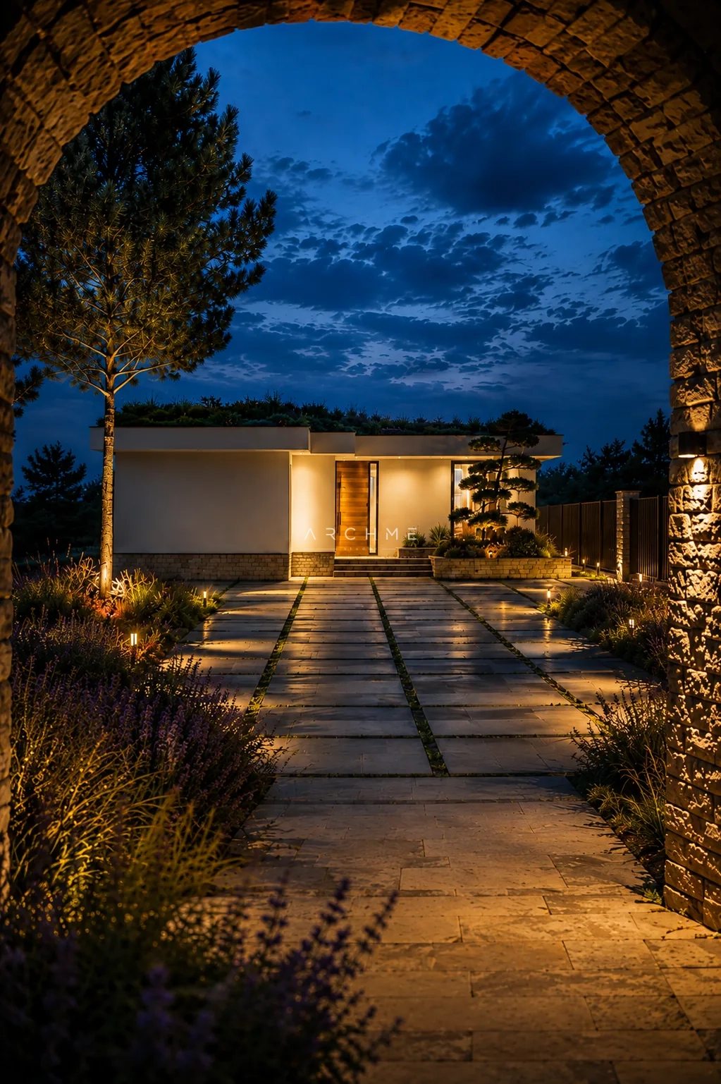 Защитеният вход към Terra House във вечерна светлина